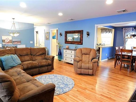 Great floor plan for entertaining.