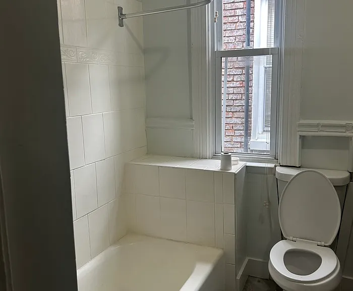 2799 Parkwood Ave — Photo 3
