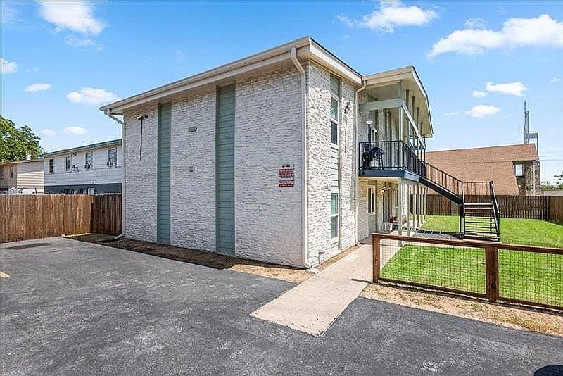 2nd image of 1904 Hearthstone Dr