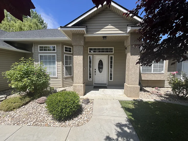 1820 W Camelot Dr — Photo 2