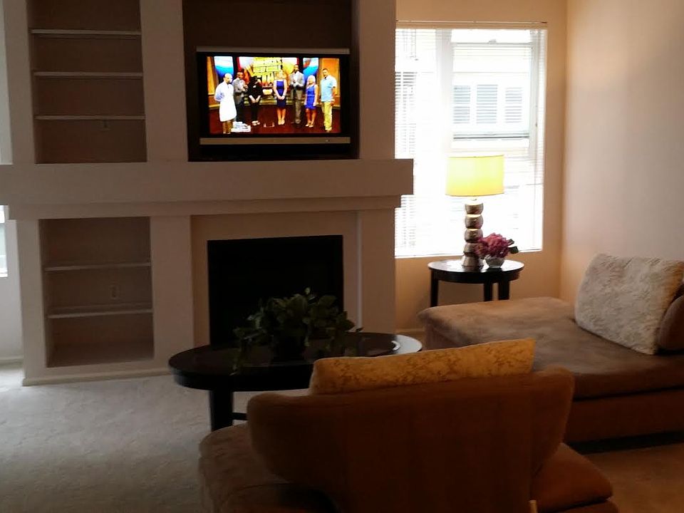 Living room w/ gas fireplace