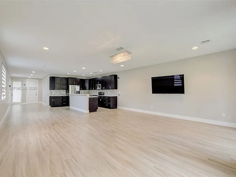 619 SW 17th St — Photo 22