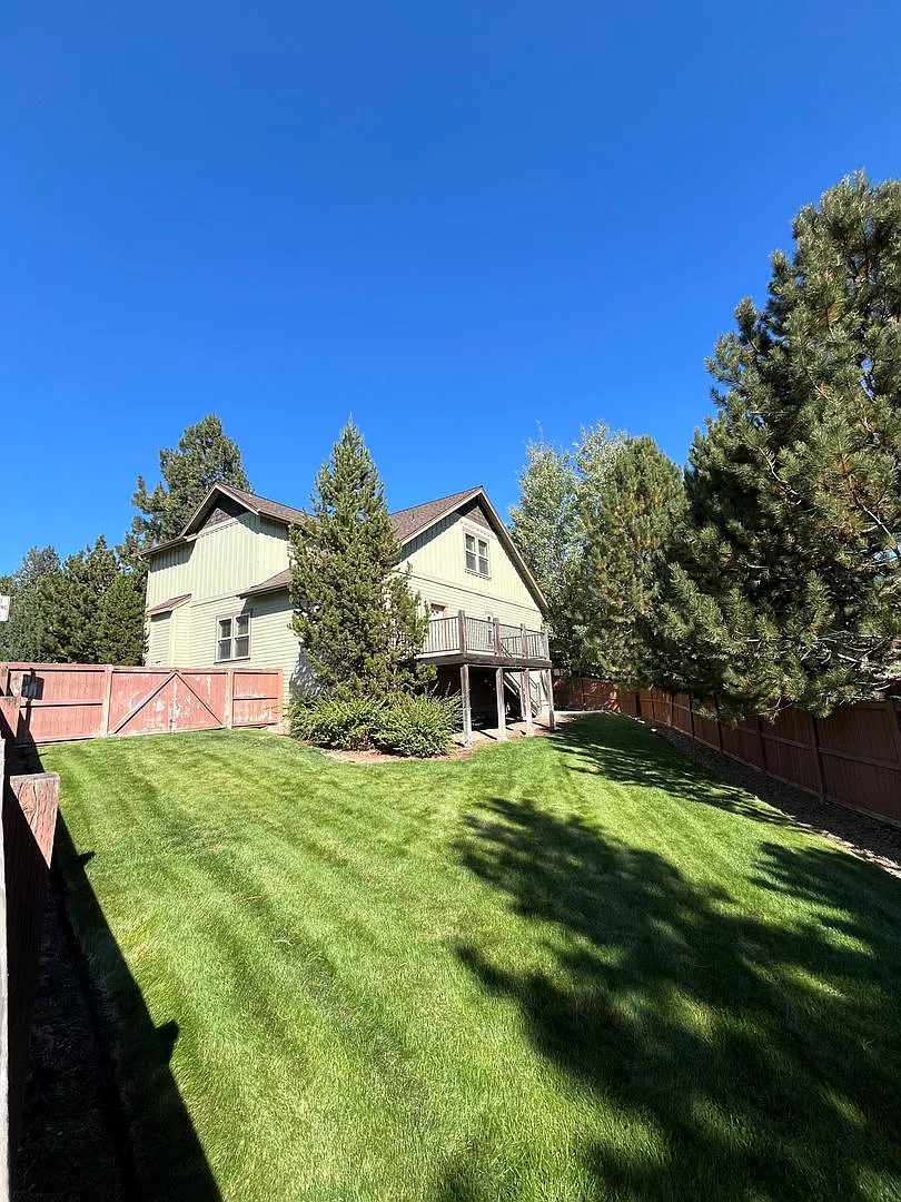 Landscape Maintenance Included! Spacious 3 Bed/2.5 Bath Home in SW Bend - Elder Ridge Street — Photo 2