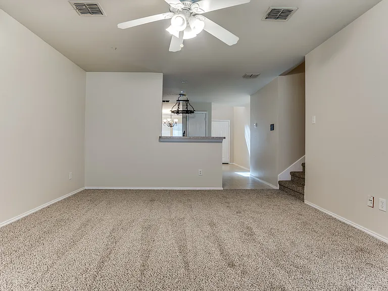 404 Oxford Dr — Photo 5