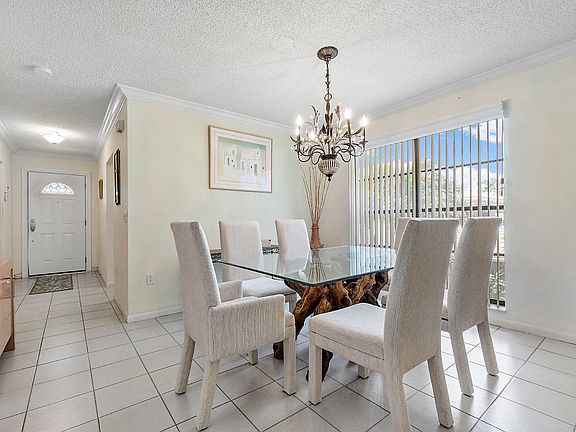 4th image of 33 Stratford Ln #B