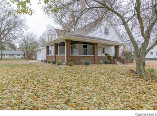 813 5th St, Pawnee, IL