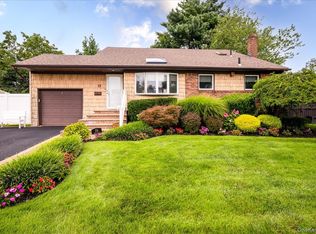 19 Jerold St, Plainview, NY 11803