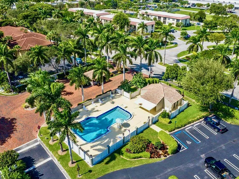 65 Pelican Pointe Dr #202 — Photo 4
