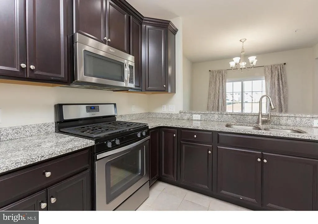 210 Sills Ln — Photo 4