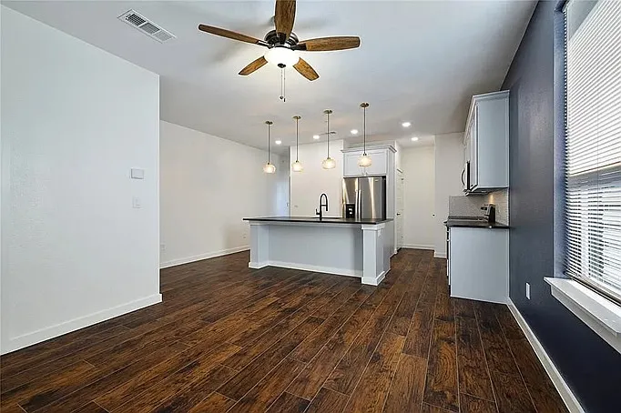 Building Photo - 800 S Welch St #207