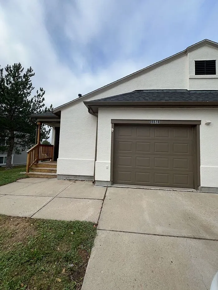 3 bed, 2.5 bath, 1328 sqft, $1,696 — Photo 1