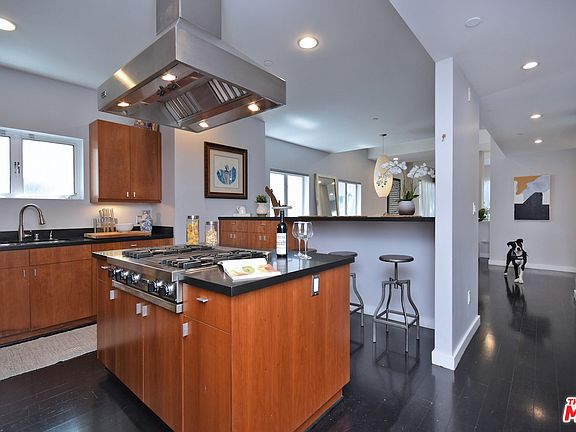 3rd image of 900 N West Knoll Dr APT 3
