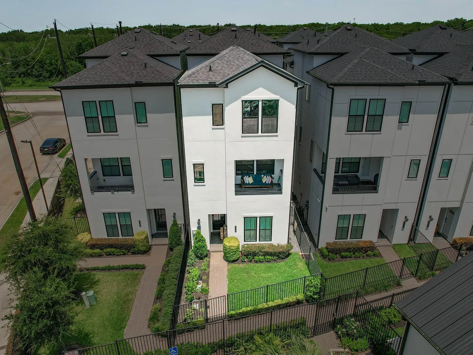 3 bed, 3.5 bath, 2070 sqft, $3,000 — Photo 1