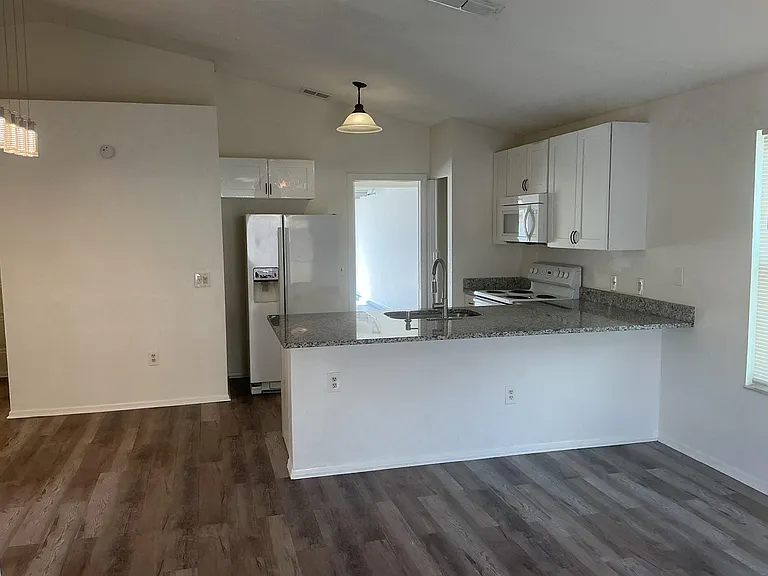 1044 Winterberry Ln — Photo 9