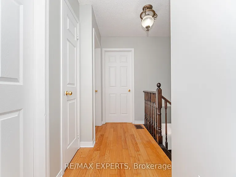 82 Twin Pines Cres — Photo 12