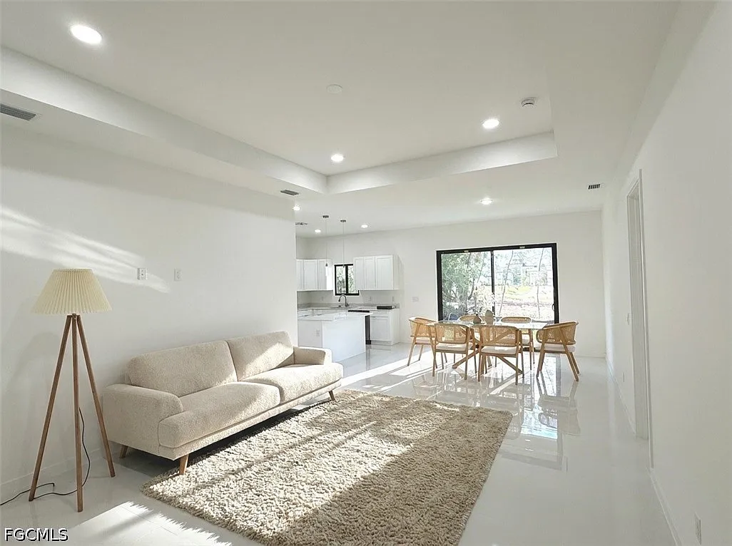 4 bed, 3.0 bath, 1905 sqft, $2,200 — Photo 1