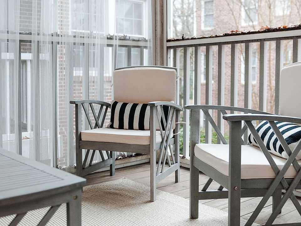 Private screened in porch!
