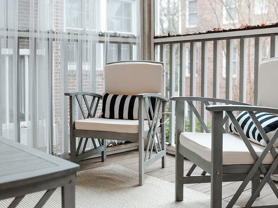 Private screened in porch!