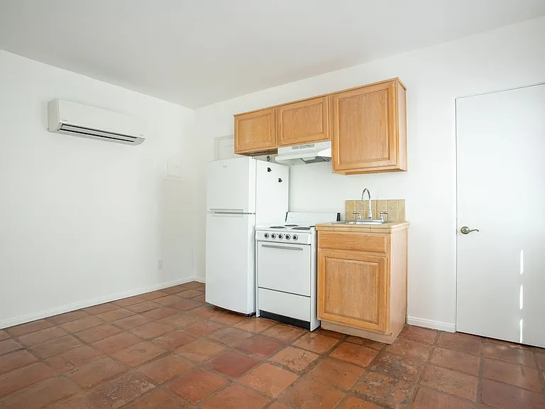 140 E. Tamarisk Road — Photo 8