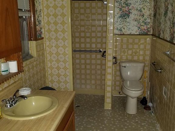 4th image of 352 N 10th St