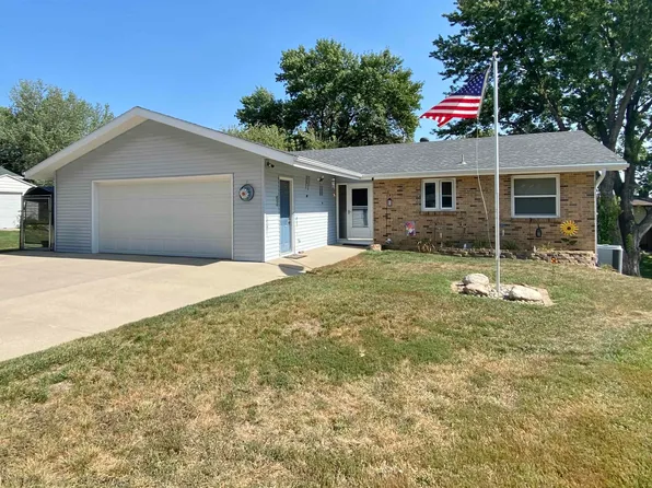 1516 Mercury Dr, Hinton, IA 51024