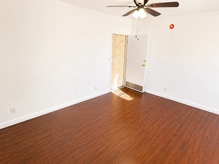 Hollyking Apartments — Photo 34
