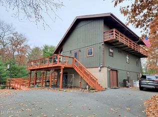 125 Timber Ridge Dr, Hawley, PA 18428