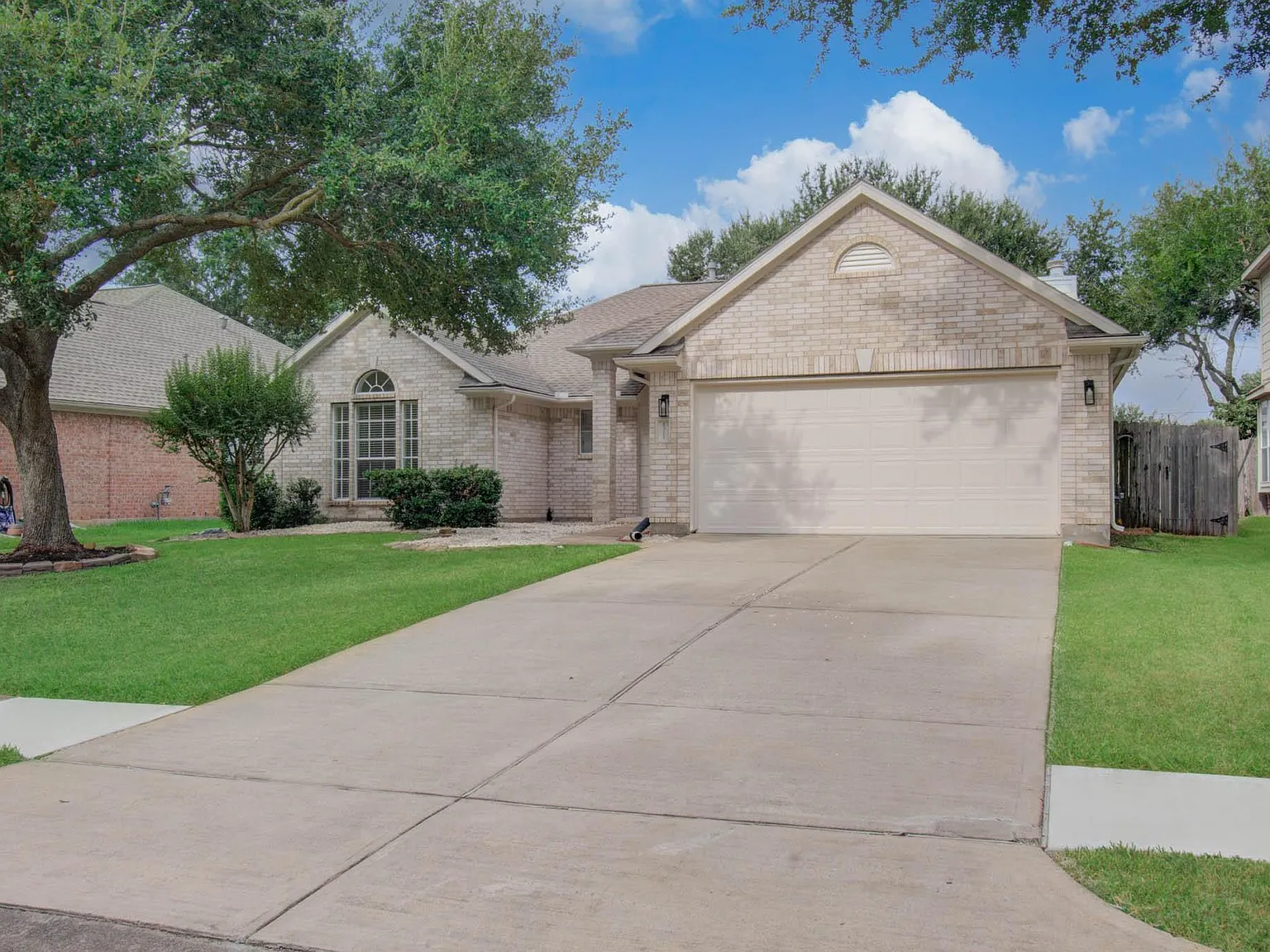 3 bed, 2.0 bath, 2059 sqft, $2,600 — Photo 3