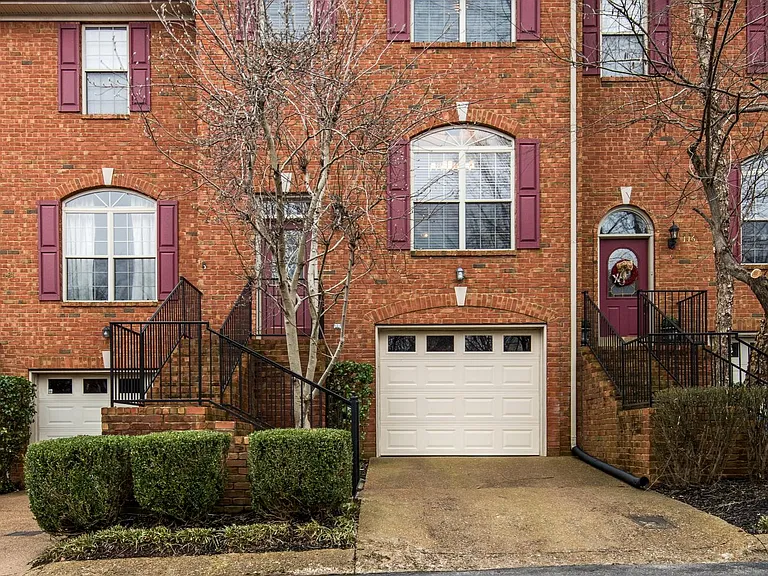 118 Carriage Ct — Photo 1