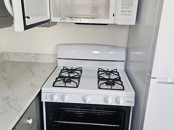 3rd image of 820 A Ave #23