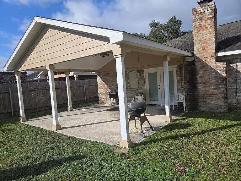7911 Southmeadow Dr — Photo 2