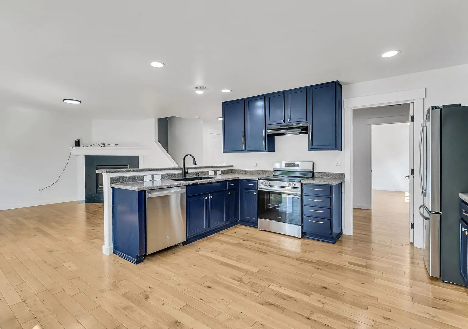 4 Bedroom 3.5 Bath Home Near Kentlake High School — Photo 2