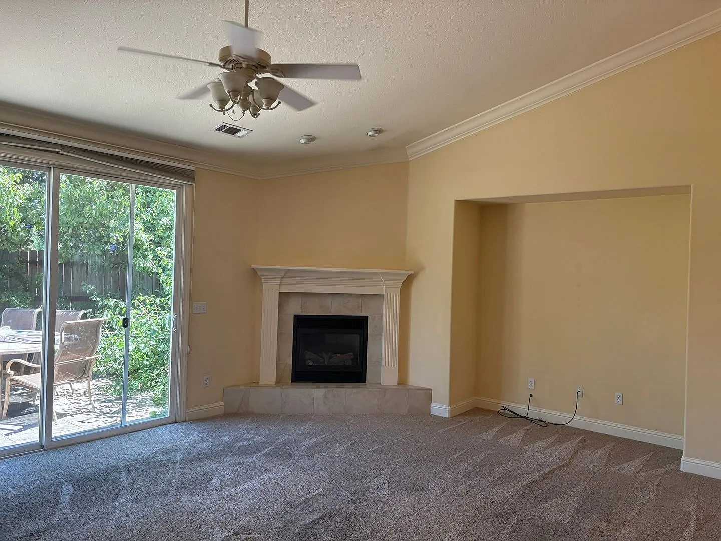 Spacious 1,950 Sq. Ft. Home with 3-Car Garage in Redding — Photo 3