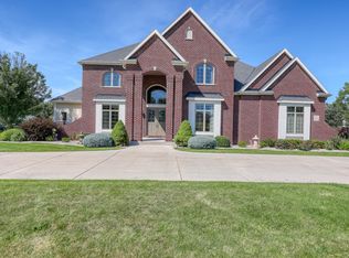 S23W33324 Sutton Ridge Ct, Dousman, WI 53118