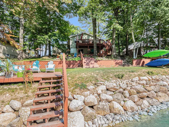 2066 Deepwood Dr, Farwell, MI 48622