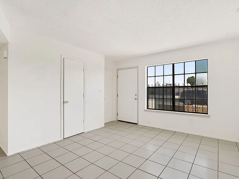 3017 E Glen Dr — Photo 3