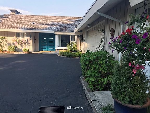 3rd image of 3016 Marine Dr