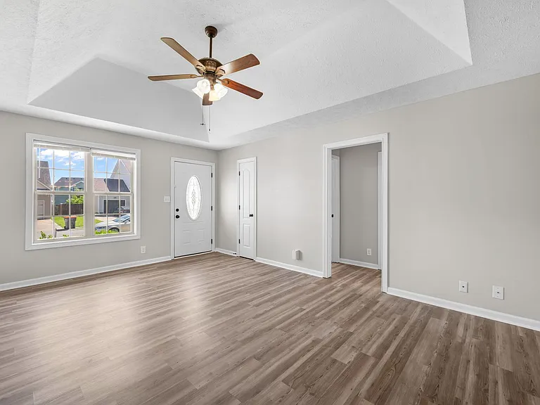 552 Falkland Cir — Photo 7