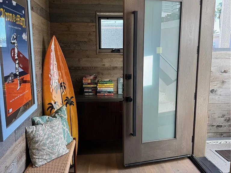 1120 Palm Dr — Photo 2