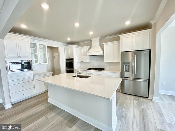 3rd image of 24782 Glendale Ln