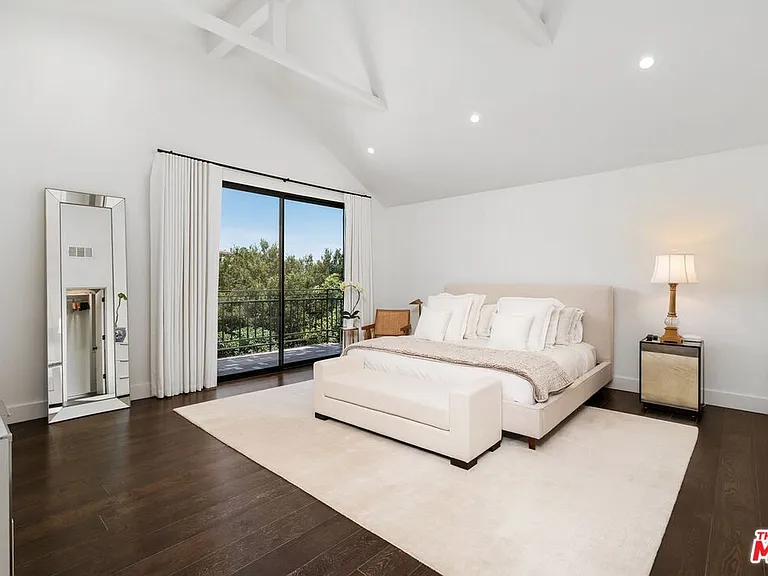 2528 Carman Crest Dr — Photo 13