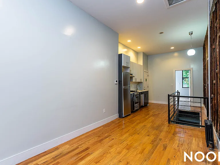 86 Menahan St #1R — Photo 2