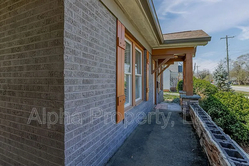 Building Photo - 12 E Blue Ridge Dr