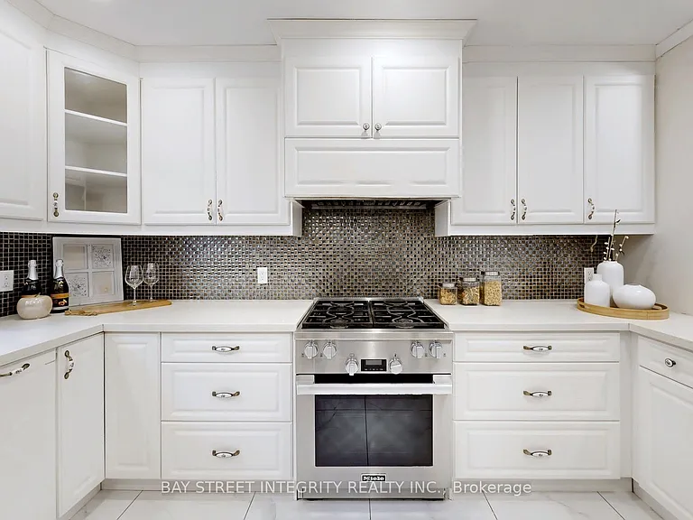 184 Heath St W — Photo 8