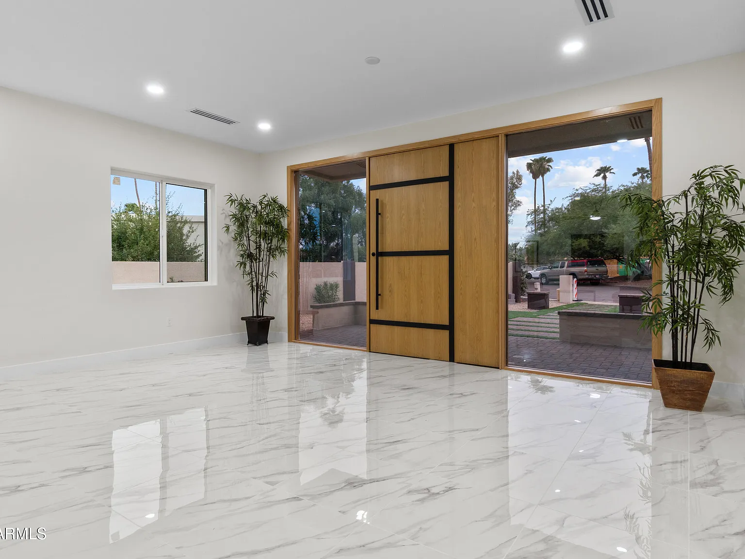 4 bed, 4.5 bath, 4107 sqft, $11,900 — Photo 3