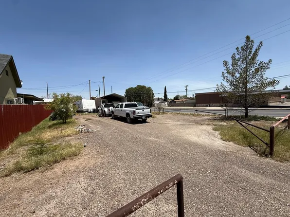 513 W 3rd St, Pecos, TX 79772