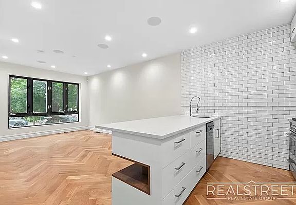 4th image of 648 Chauncey St