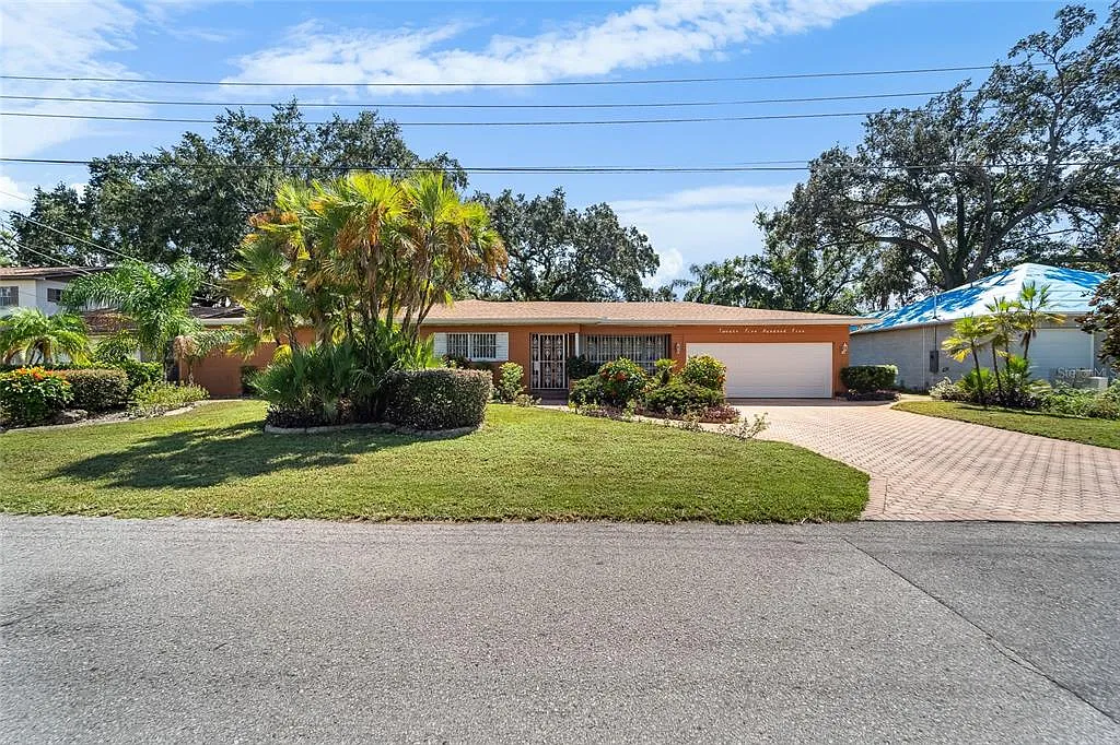 3 bed, 2.0 bath, 2944 sqft, $2,500 — Photo 2