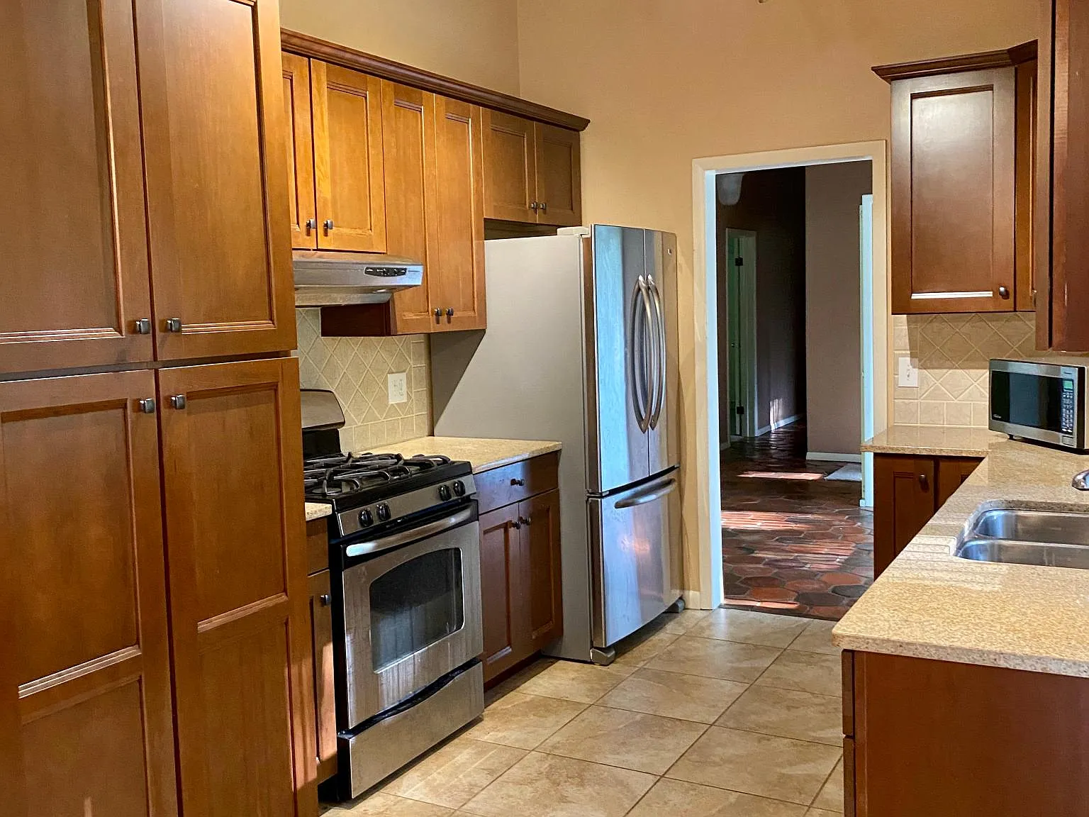 5 bed, 3.5 bath, 3500 sqft, $4,000 — Photo 4
