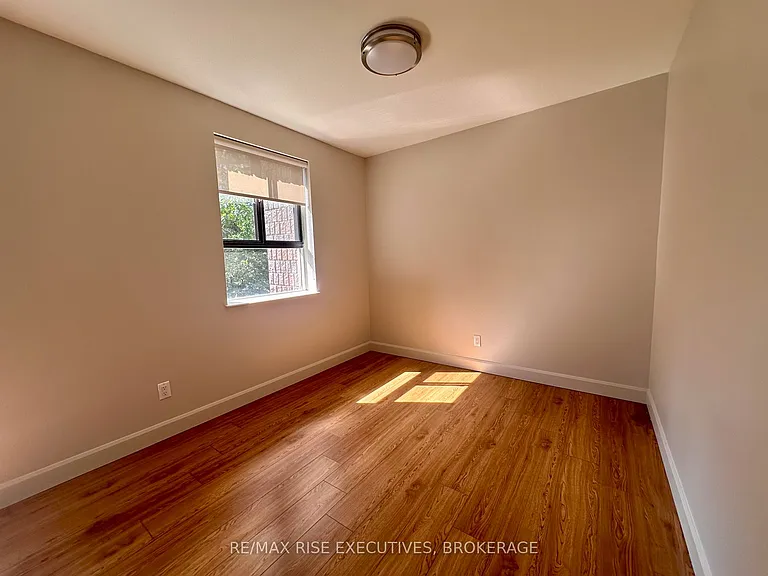 1020 Pembridge Cres #301 — Photo 3